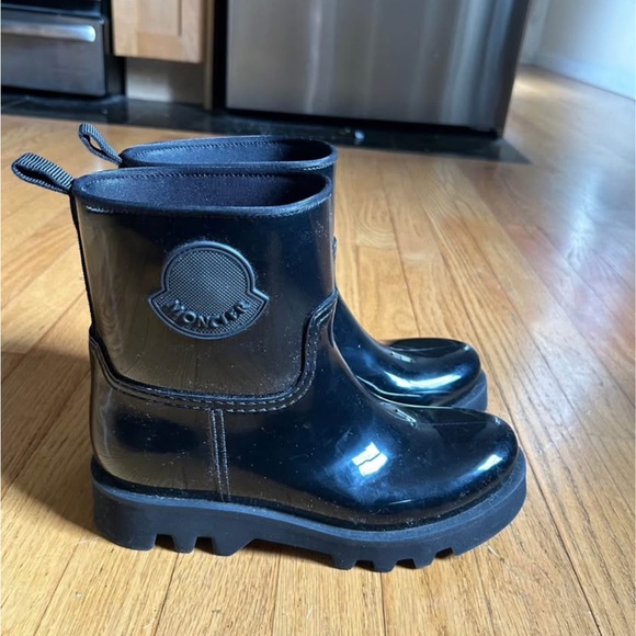 Moncler Black Winter Boots Sleek Design - Picture 2 of 3